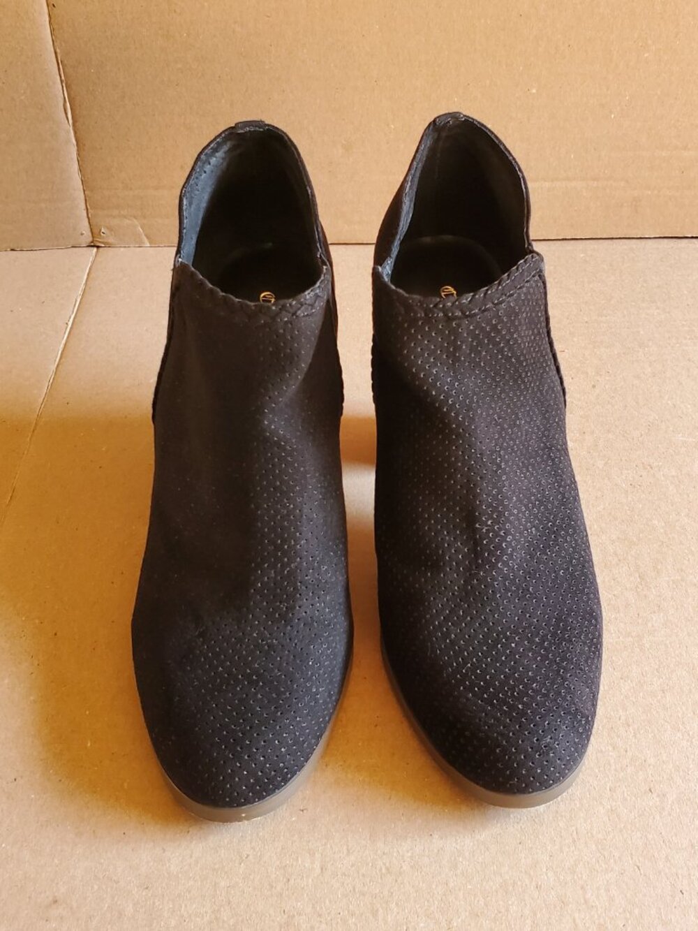 Crown Vintage Sz 9M Women's Ankle  Black Boots Booties Suede Slip On Heel